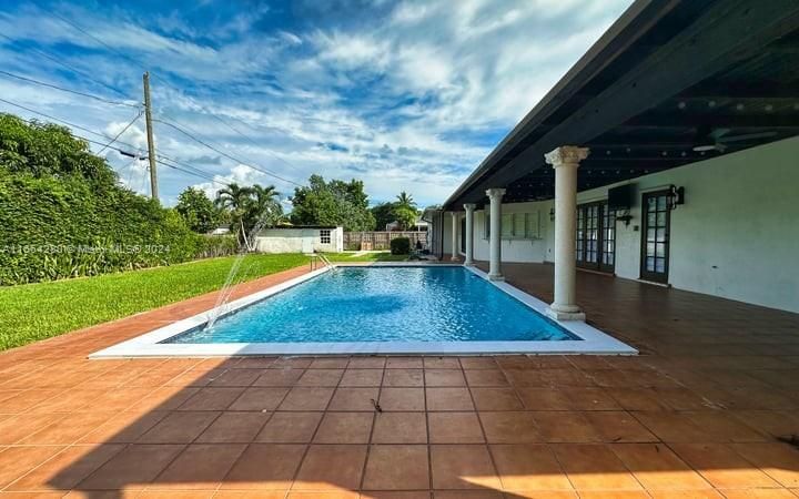 En Venta: $1,050,000 (4 camas, 3 baños, 1556 Pies cuadrados)