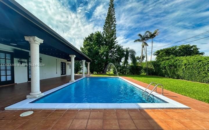 En Venta: $1,050,000 (4 camas, 3 baños, 1556 Pies cuadrados)