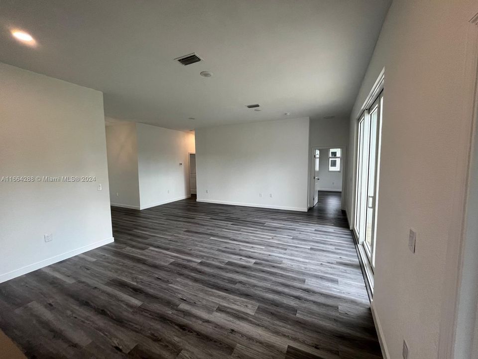 Recently Rented: $2,300 (3 beds, 2 baths, 0 Square Feet)