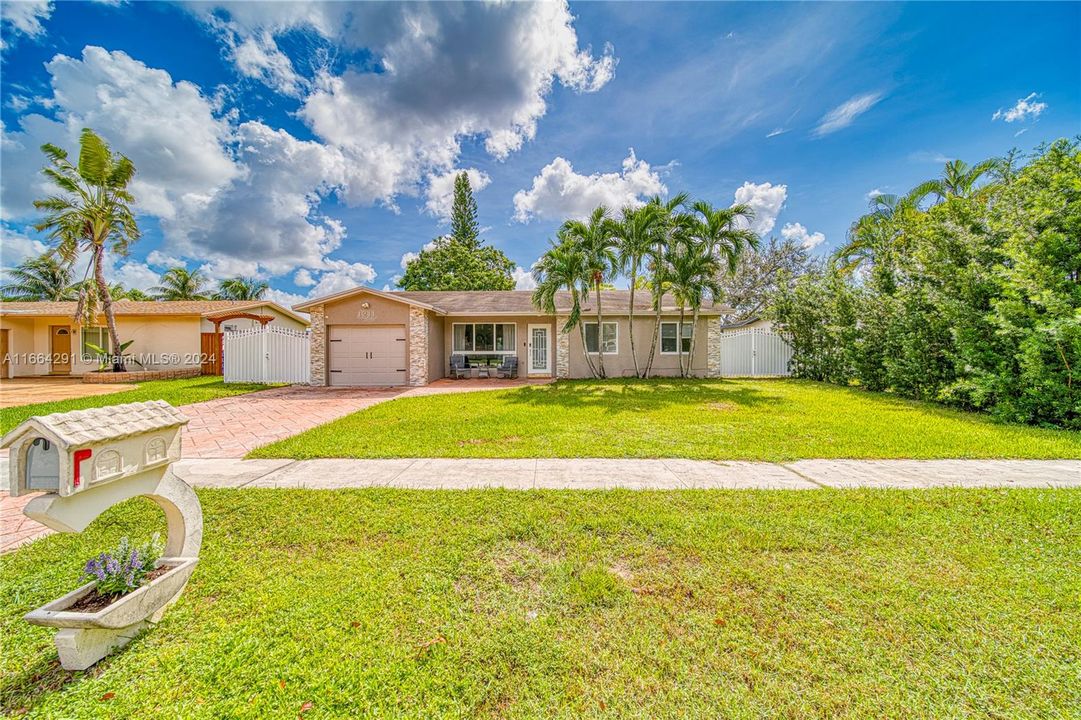 For Sale: $629,000 (3 beds, 2 baths, 1316 Square Feet)