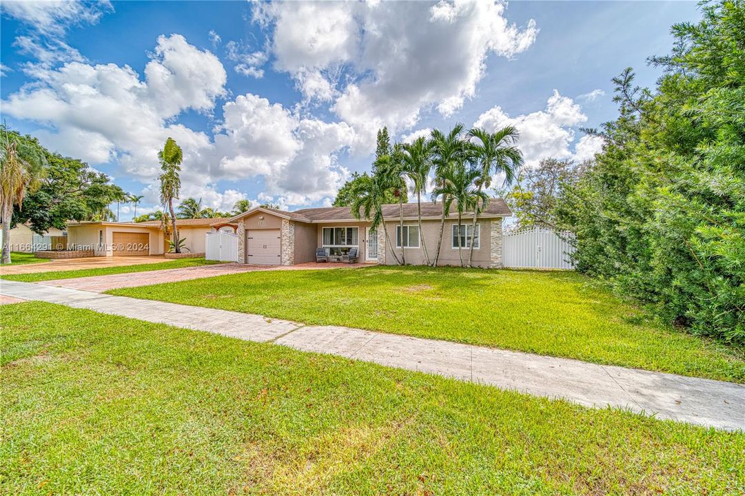 For Sale: $629,000 (3 beds, 2 baths, 1316 Square Feet)