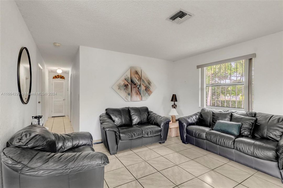 For Sale: $535,000 (3 beds, 1 baths, 1175 Square Feet)