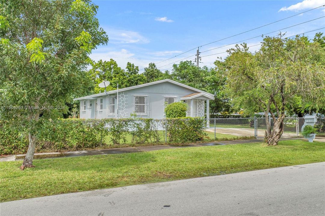 For Sale: $535,000 (3 beds, 1 baths, 1175 Square Feet)