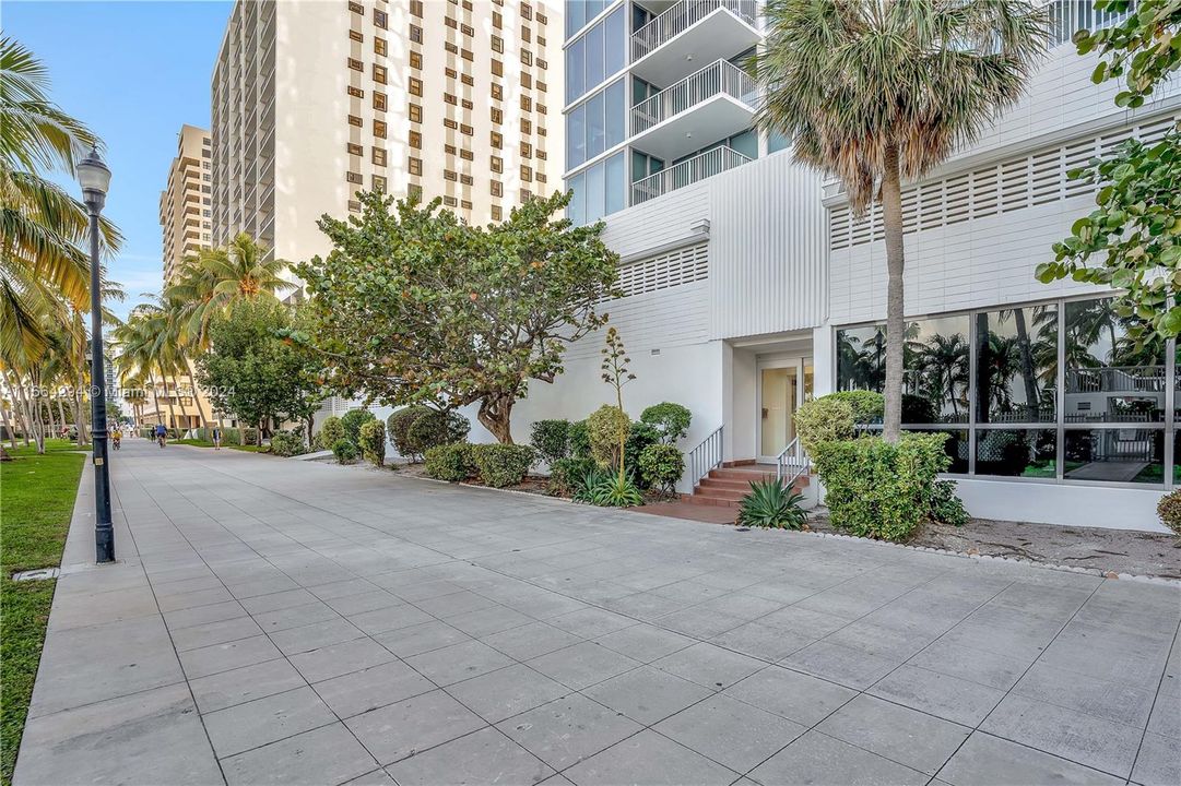 Great wide sidewalk for residents and locals to enjoy.