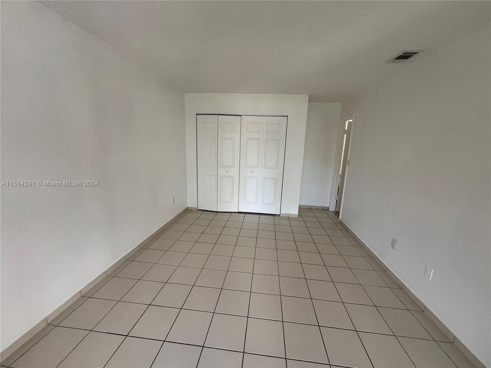 For Sale: $229,000 (2 beds, 1 baths, 863 Square Feet)