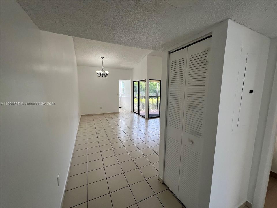 For Sale: $229,000 (2 beds, 1 baths, 863 Square Feet)