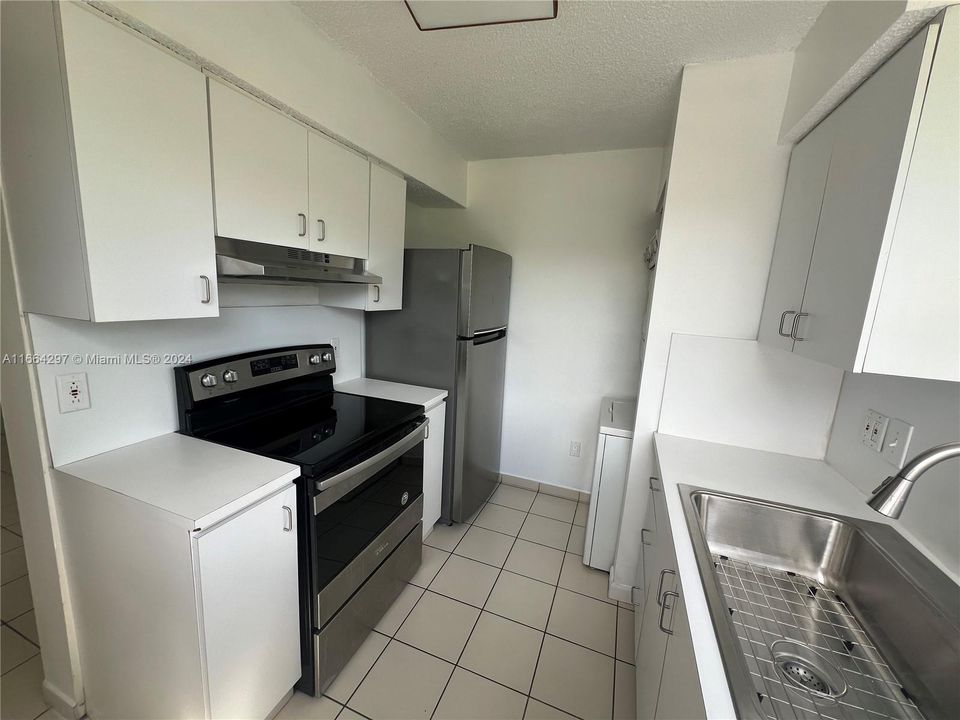 For Sale: $229,000 (2 beds, 1 baths, 863 Square Feet)