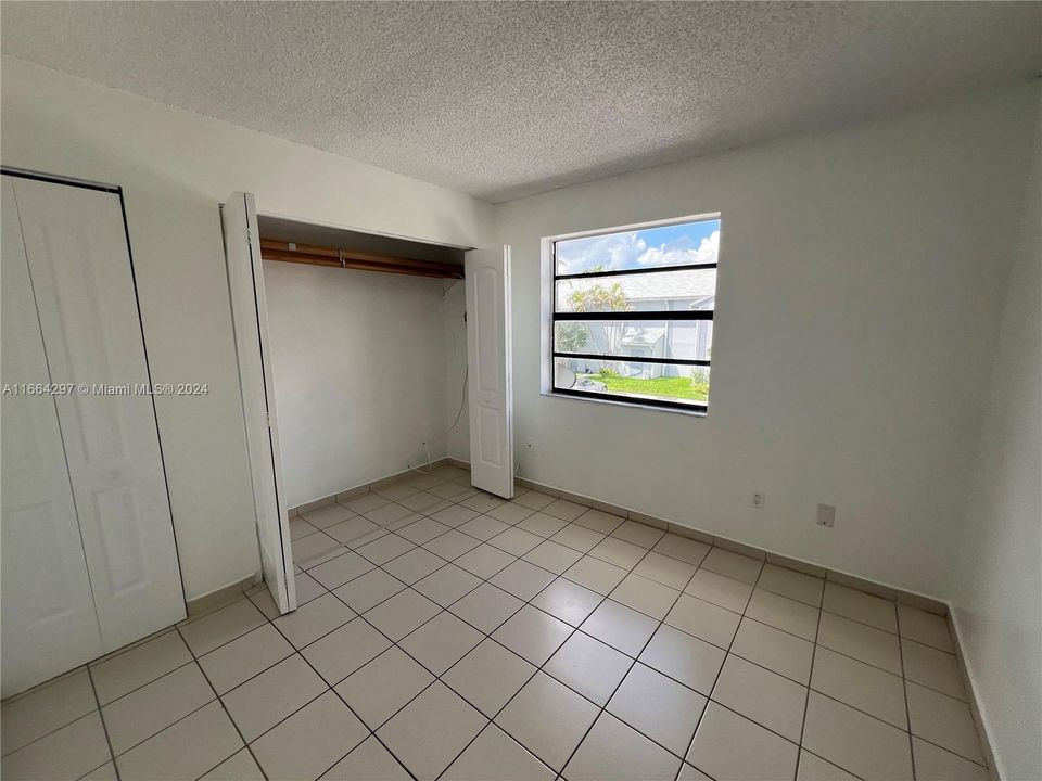 For Sale: $229,000 (2 beds, 1 baths, 863 Square Feet)