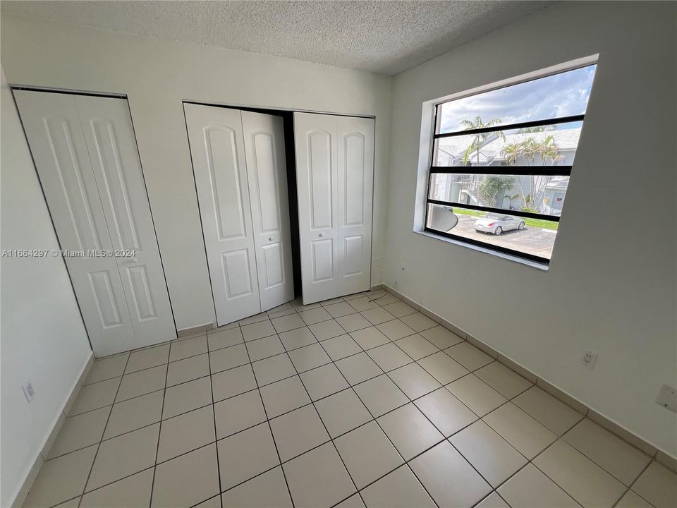 For Sale: $229,000 (2 beds, 1 baths, 863 Square Feet)