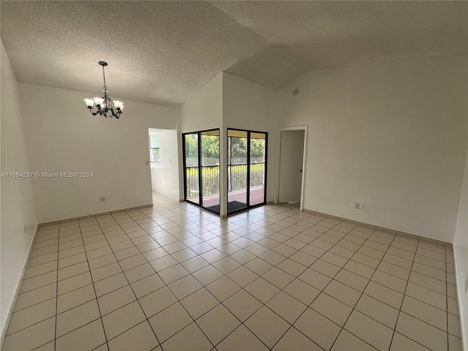 For Sale: $229,000 (2 beds, 1 baths, 863 Square Feet)