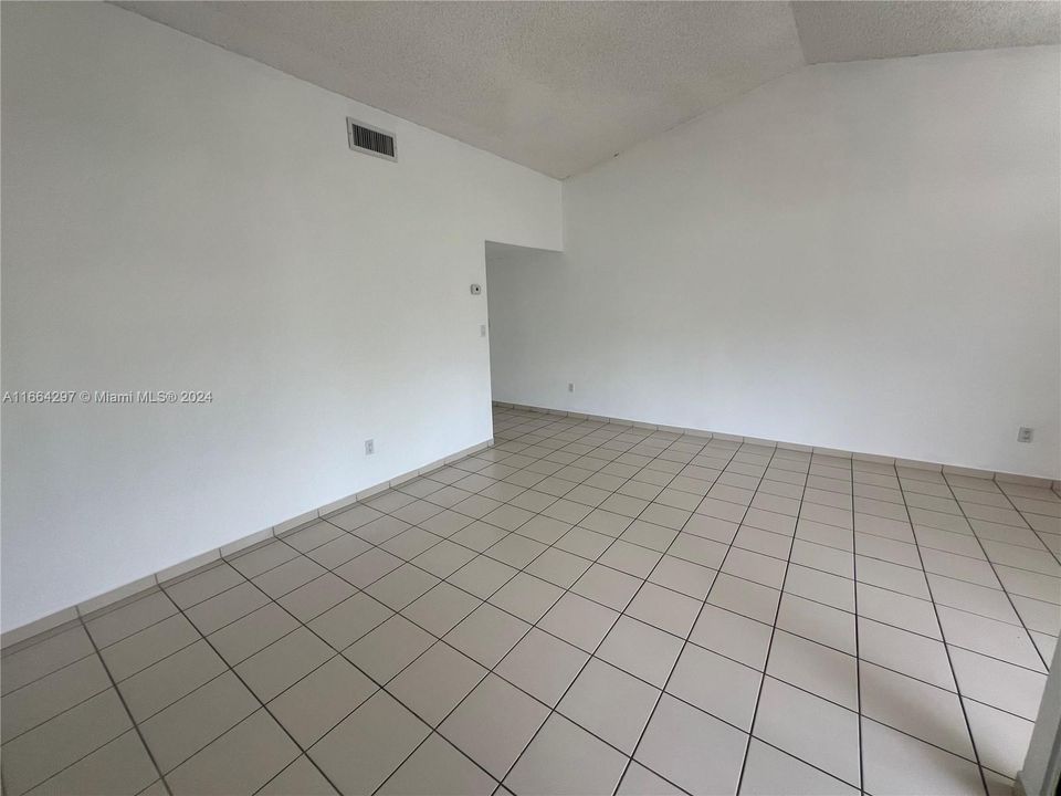 For Sale: $229,000 (2 beds, 1 baths, 863 Square Feet)