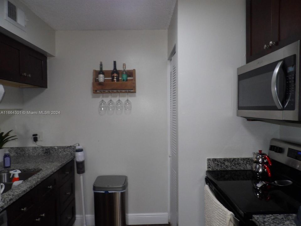 For Sale: $279,900 (2 beds, 2 baths, 985 Square Feet)