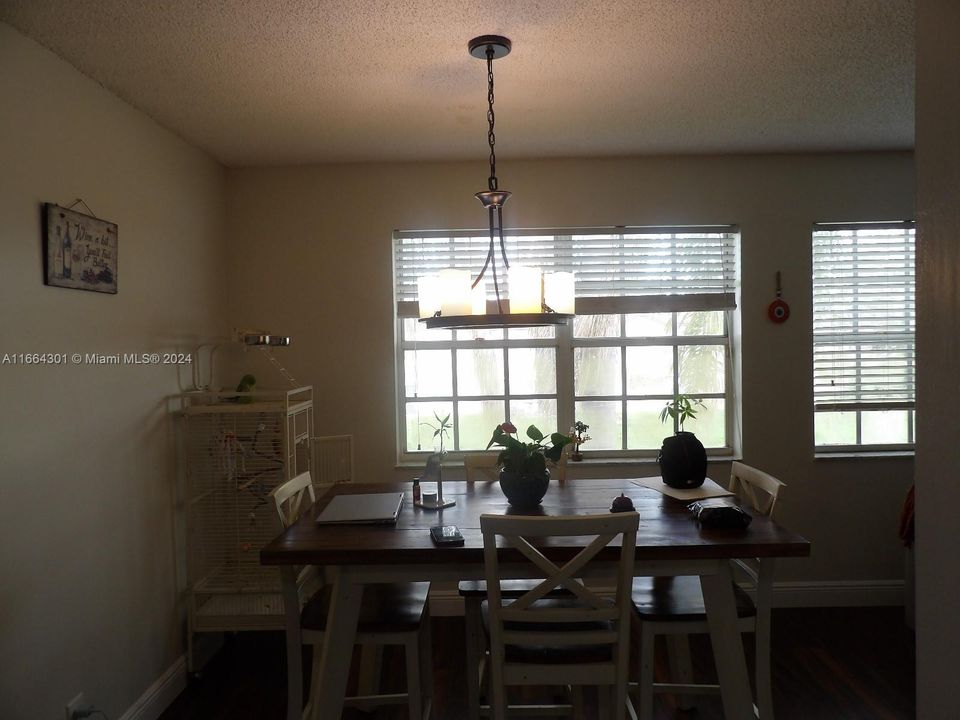 For Sale: $279,900 (2 beds, 2 baths, 985 Square Feet)