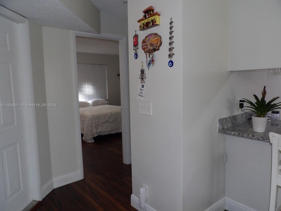 For Sale: $279,900 (2 beds, 2 baths, 985 Square Feet)