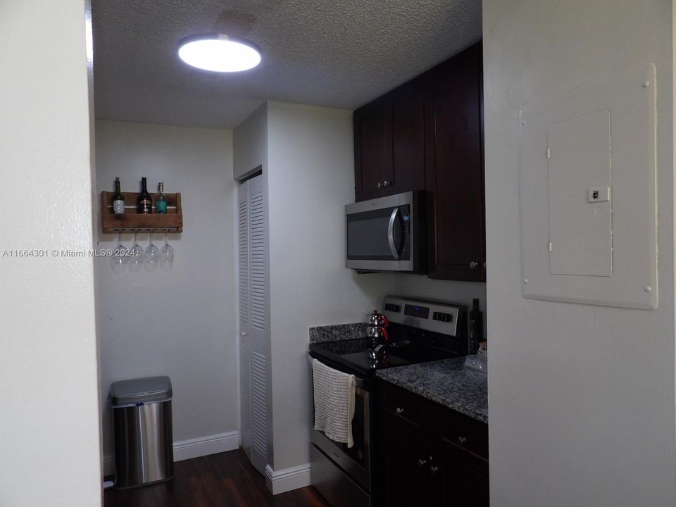 For Sale: $279,900 (2 beds, 2 baths, 985 Square Feet)