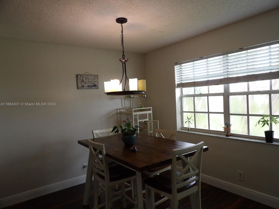 For Sale: $279,900 (2 beds, 2 baths, 985 Square Feet)