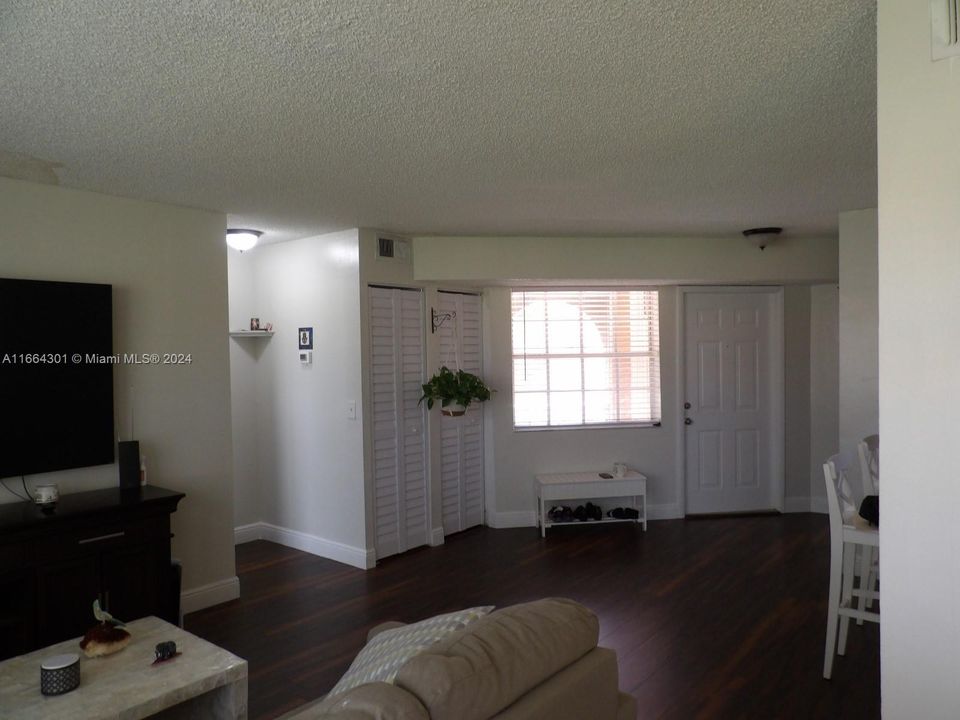 For Sale: $279,900 (2 beds, 2 baths, 985 Square Feet)