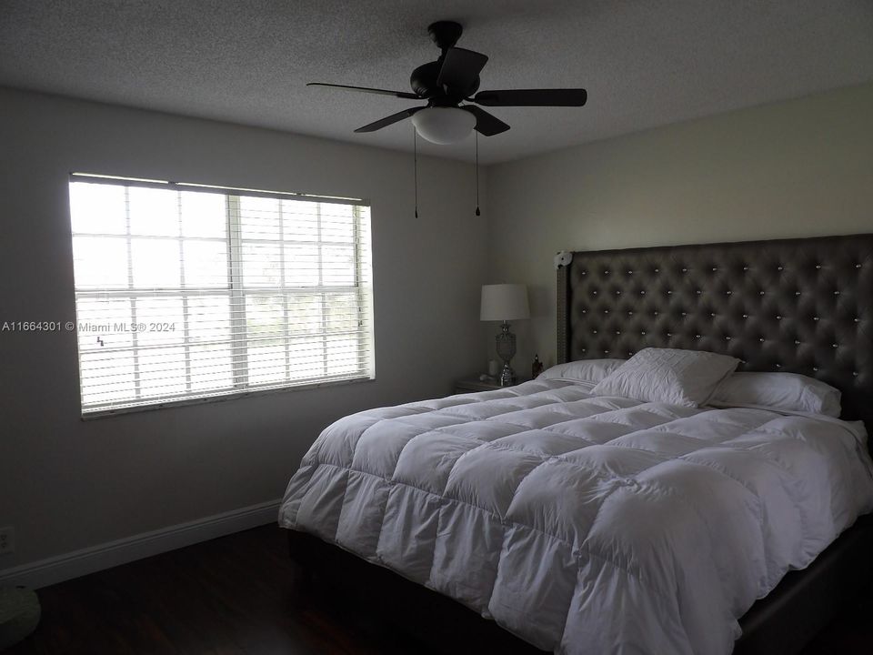 For Sale: $279,900 (2 beds, 2 baths, 985 Square Feet)