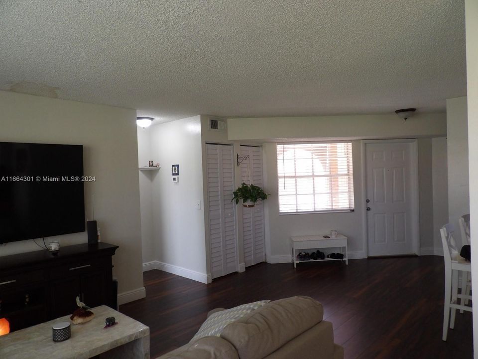 For Sale: $279,900 (2 beds, 2 baths, 985 Square Feet)