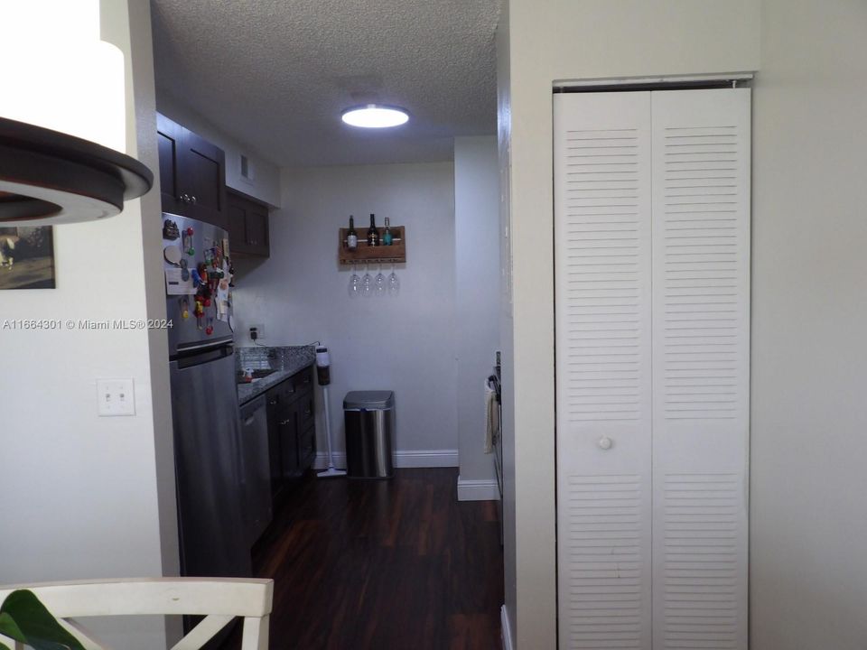 For Sale: $279,900 (2 beds, 2 baths, 985 Square Feet)