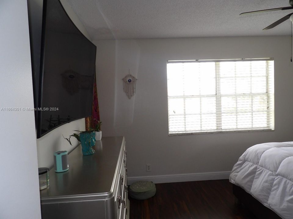 For Sale: $279,900 (2 beds, 2 baths, 985 Square Feet)