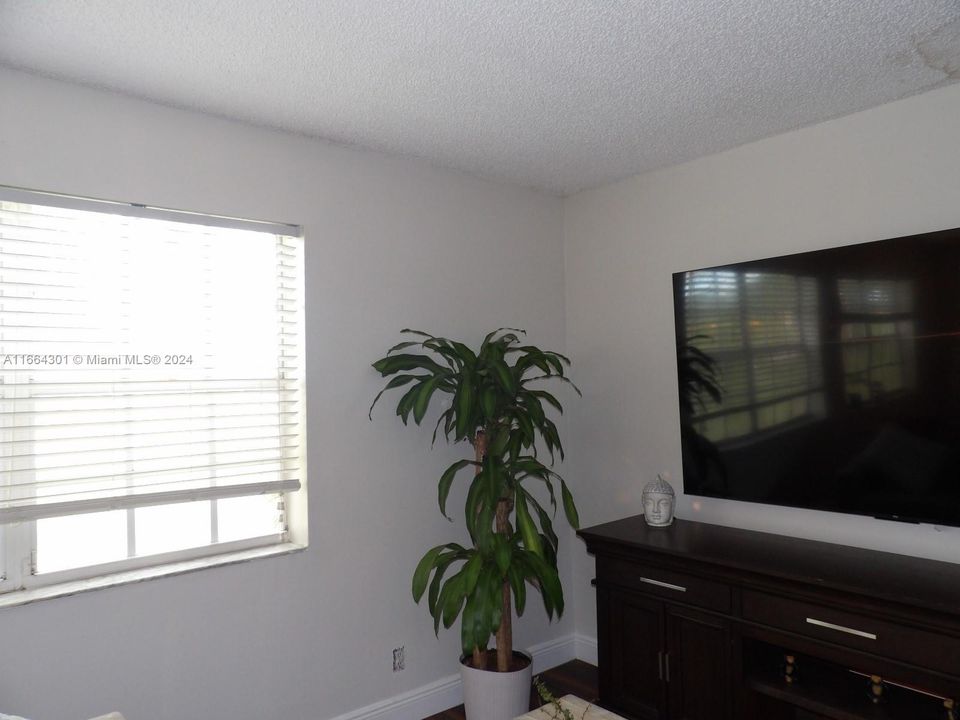 For Sale: $279,900 (2 beds, 2 baths, 985 Square Feet)