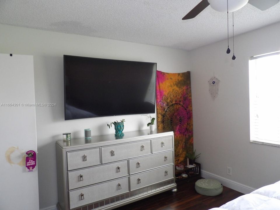 For Sale: $279,900 (2 beds, 2 baths, 985 Square Feet)