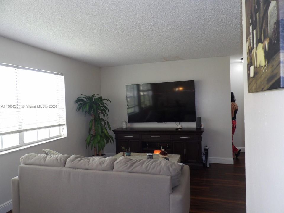 For Sale: $279,900 (2 beds, 2 baths, 985 Square Feet)