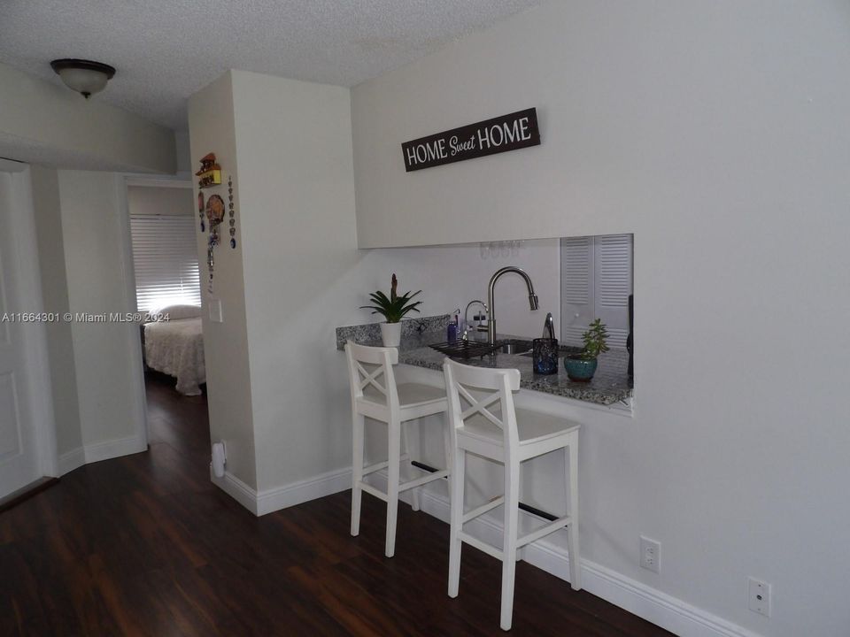 For Sale: $279,900 (2 beds, 2 baths, 985 Square Feet)