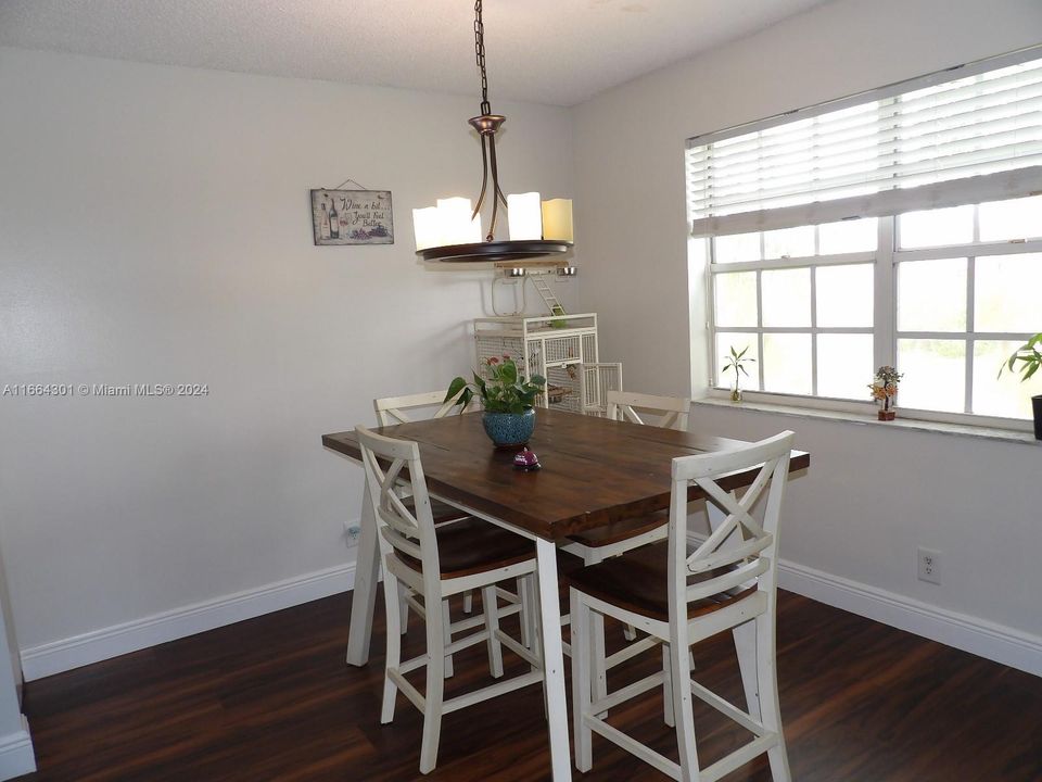 For Sale: $279,900 (2 beds, 2 baths, 985 Square Feet)