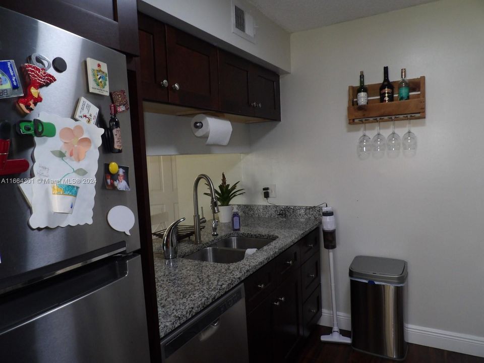 For Sale: $279,900 (2 beds, 2 baths, 985 Square Feet)