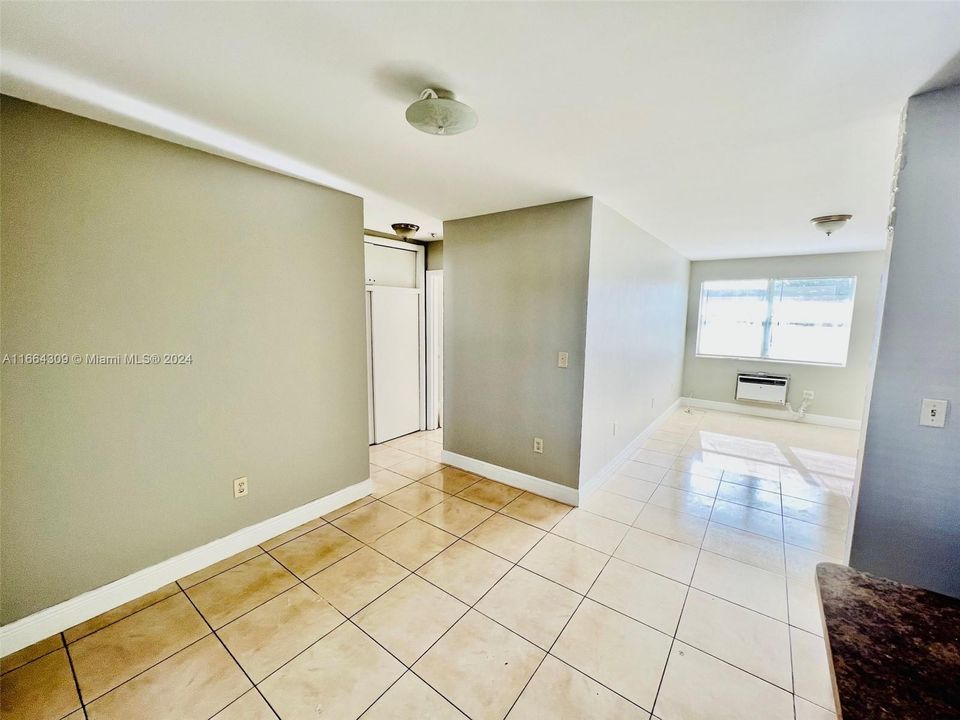 For Rent: $1,600 (1 beds, 1 baths, 700 Square Feet)