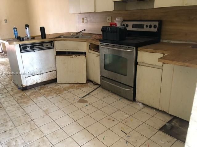 For Sale: $300,000 (2 beds, 1 baths, 974 Square Feet)