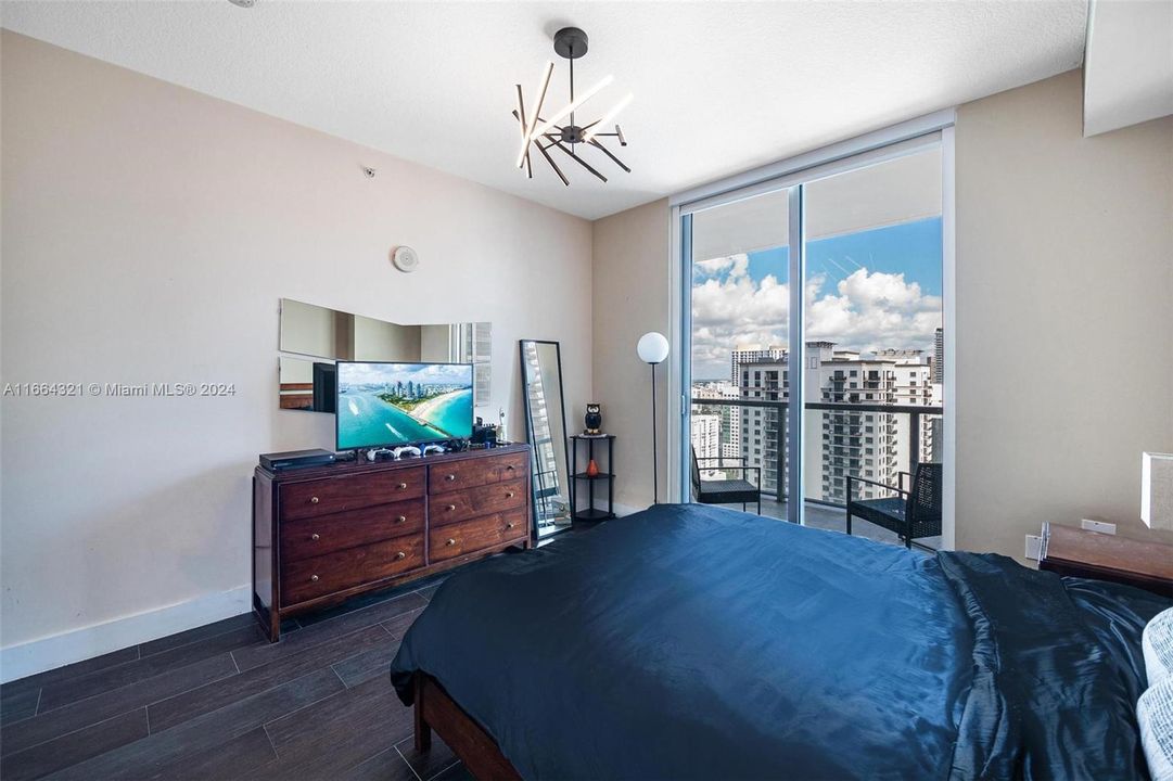 For Sale: $669,900 (2 beds, 2 baths, 1012 Square Feet)