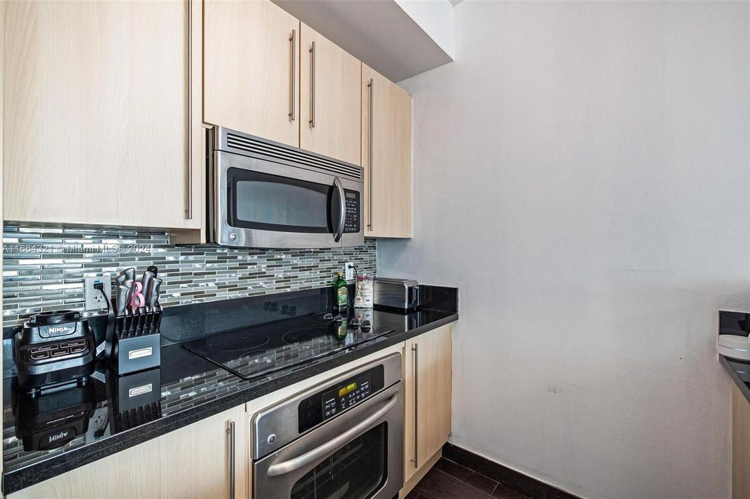 For Sale: $669,900 (2 beds, 2 baths, 1012 Square Feet)