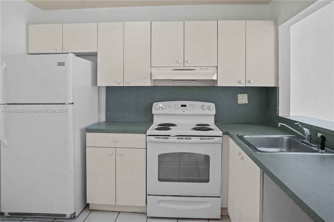 For Sale: $182,500 (1 beds, 1 baths, 820 Square Feet)