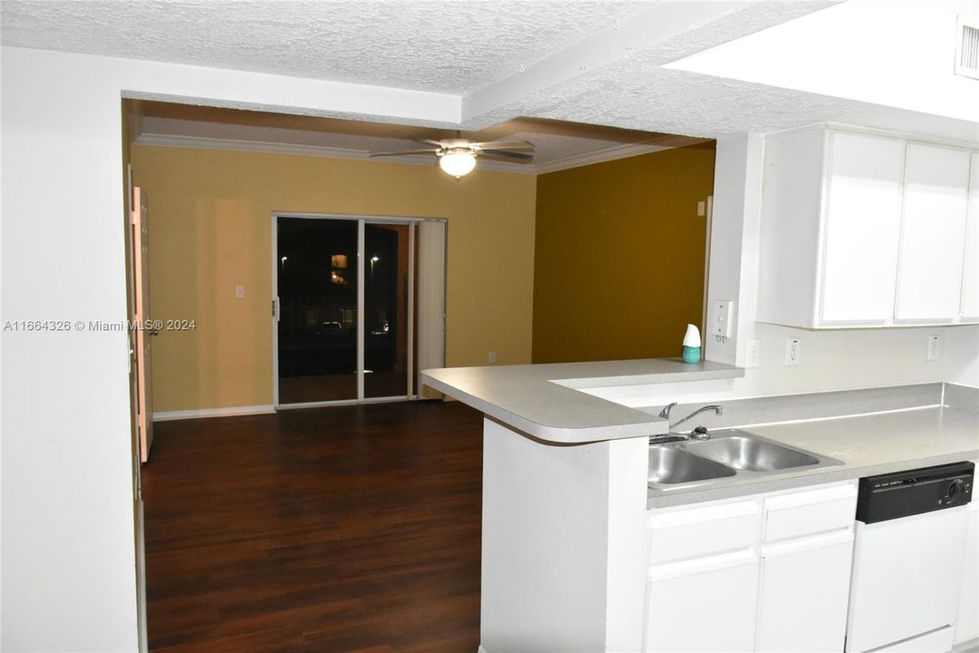 For Rent: $2,350 (2 beds, 2 baths, 1391 Square Feet)