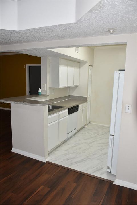 For Rent: $2,350 (2 beds, 2 baths, 1391 Square Feet)