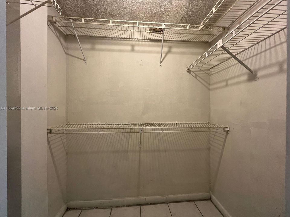 For Rent: $1,650 (1 beds, 1 baths, 550 Square Feet)