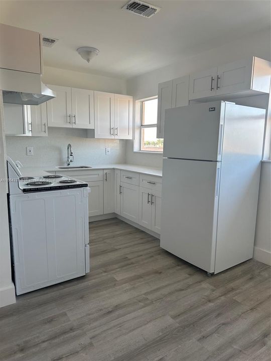 For Rent: $2,450 (3 beds, 1 baths, 847 Square Feet)