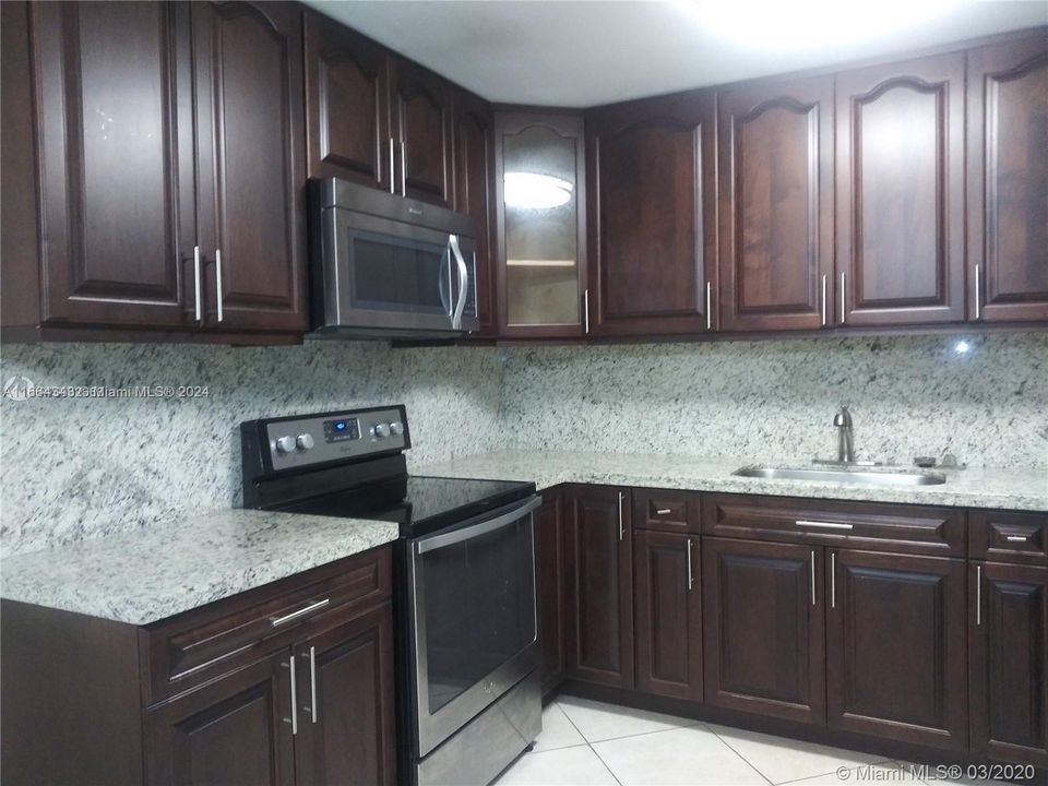 For Sale: $339,000 (2 beds, 2 baths, 1003 Square Feet)