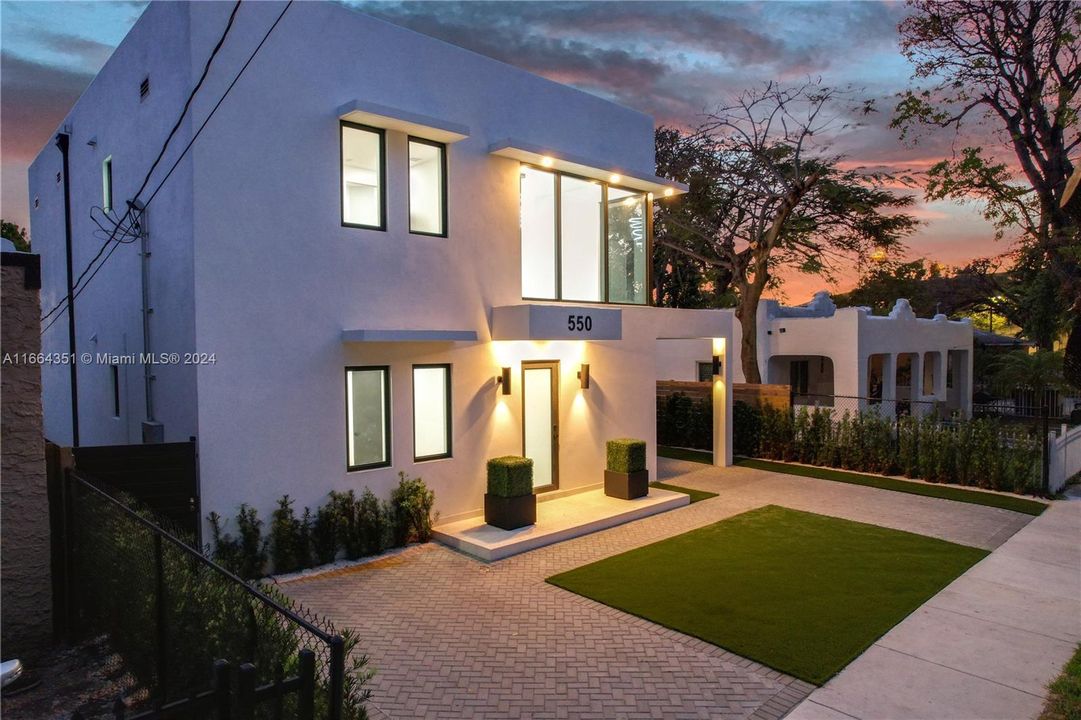 En Venta: $2,099,000 (6 camas, 5 baños, 2700 Pies cuadrados)