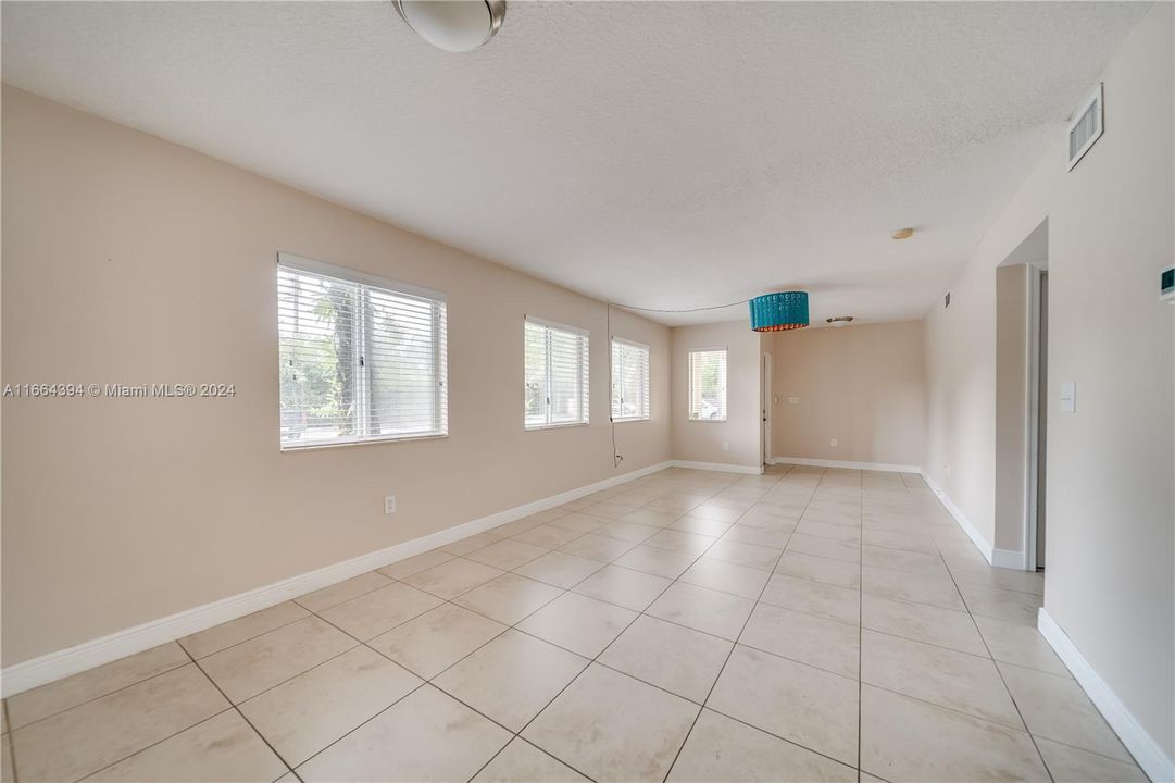 For Rent: $2,200 (2 beds, 2 baths, 1005 Square Feet)