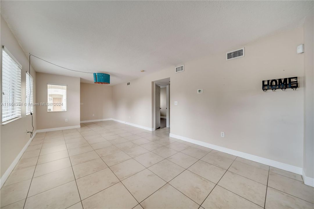 For Rent: $2,200 (2 beds, 2 baths, 1005 Square Feet)