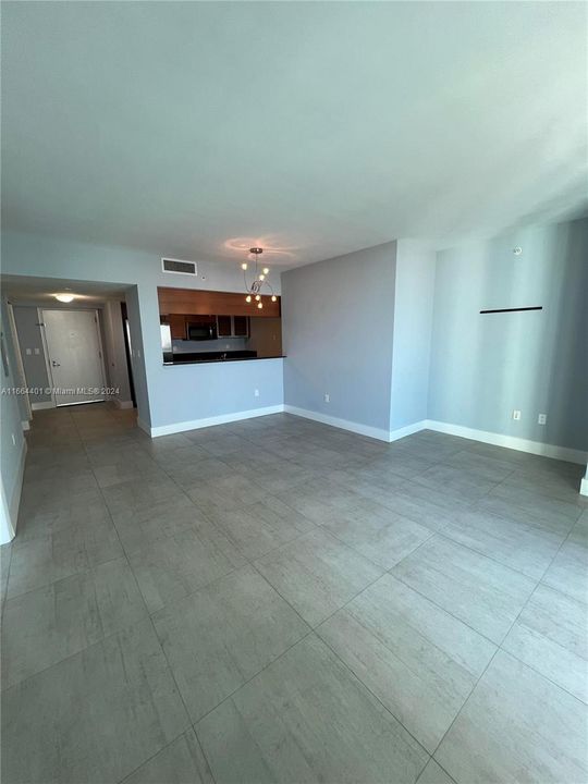 For Rent: $2,950 (1 beds, 1 baths, 841 Square Feet)