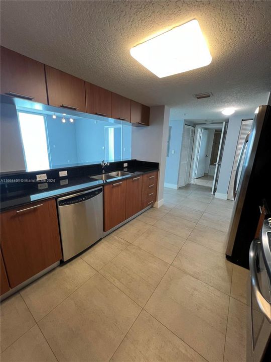 For Rent: $2,950 (1 beds, 1 baths, 841 Square Feet)