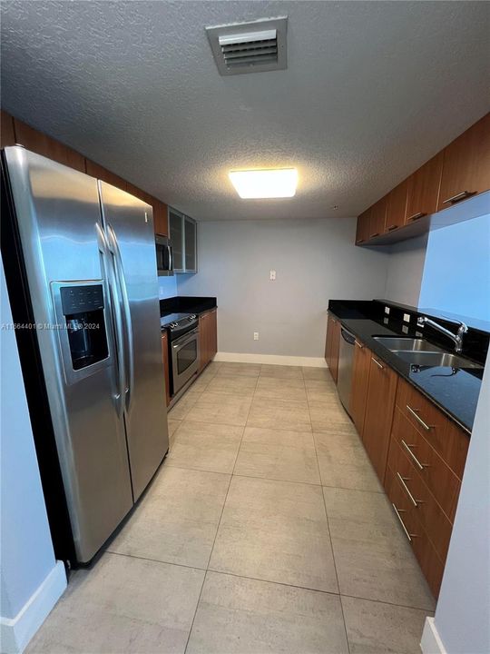 For Rent: $2,950 (1 beds, 1 baths, 841 Square Feet)