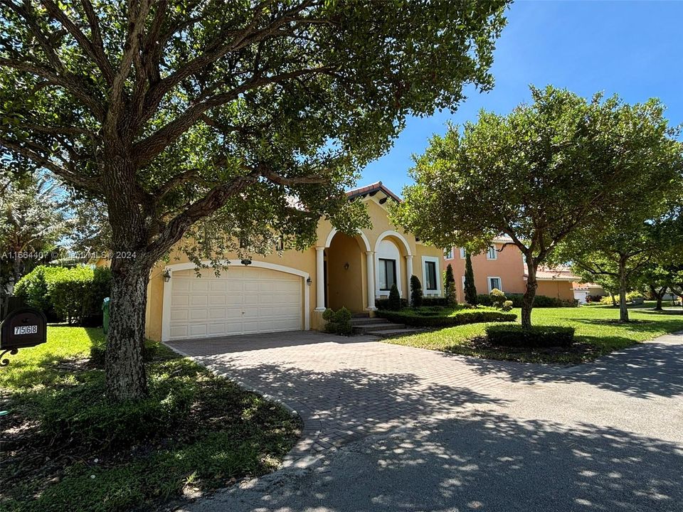 For Sale: $925,000 (4 beds, 3 baths, 2723 Square Feet)