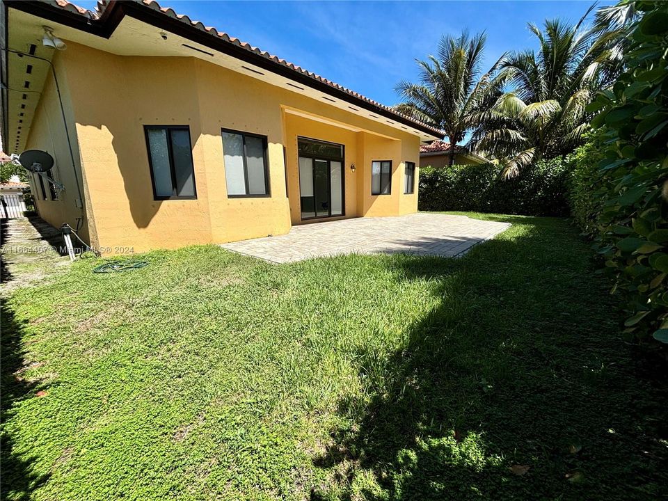 En Venta: $925,000 (4 camas, 3 baños, 2723 Pies cuadrados)