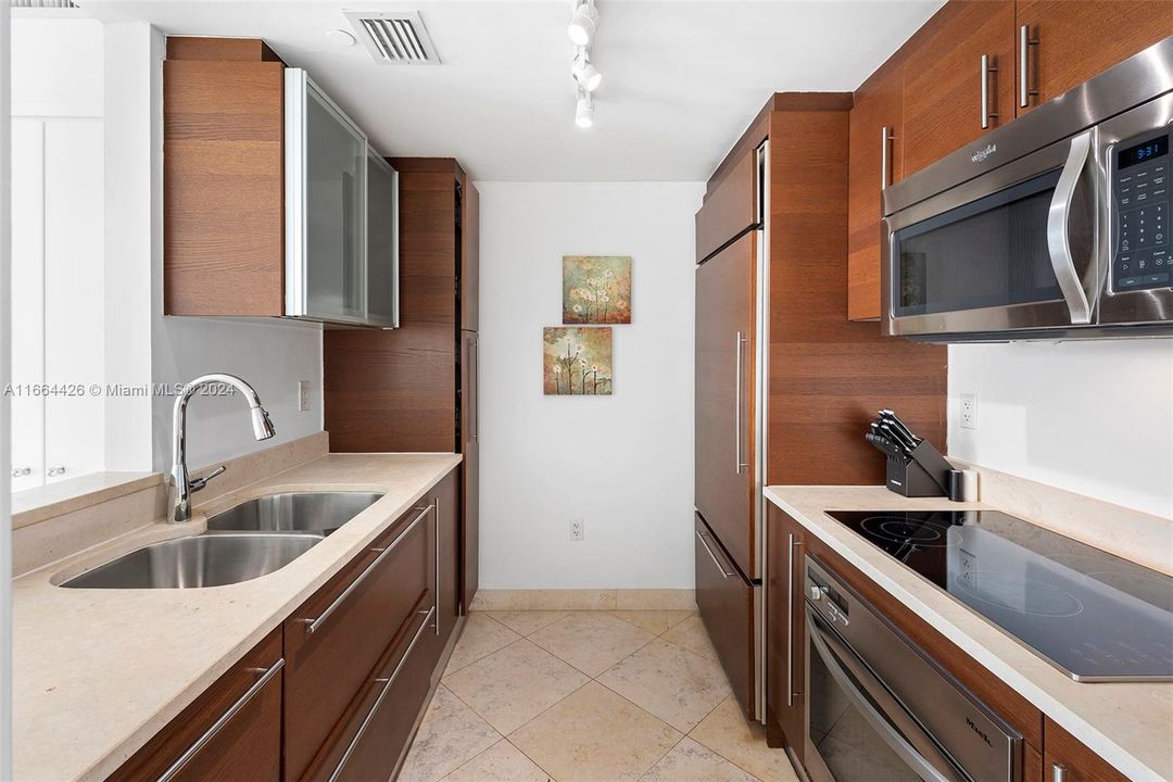 For Rent: $6,500 (1 beds, 1 baths, 851 Square Feet)